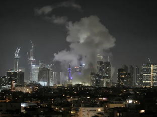 Fumo branco entre os prédios em cidade Israelitas