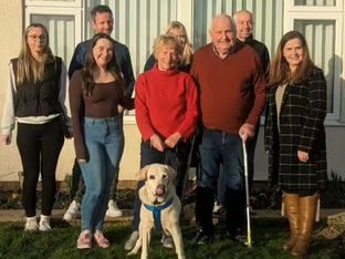 Cão roubado há 8 anos é finalmente reunido com a família