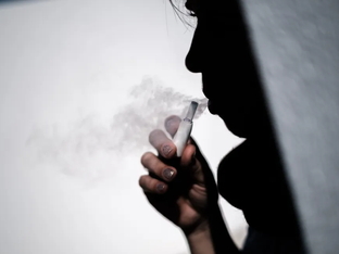 Hong Kong vai banir cigarros eletrónicos em espaços públicos