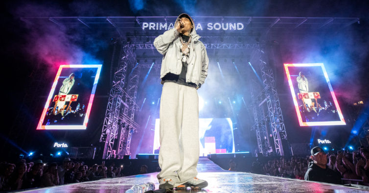Vocalista do Central Cee no palco do Primavera Sound