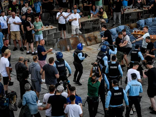 Torcedores do Manchester City entraram em confronto com a polícia