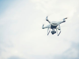 Drone branco em funcionamento