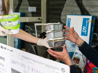 Voluntária distribuindo comida