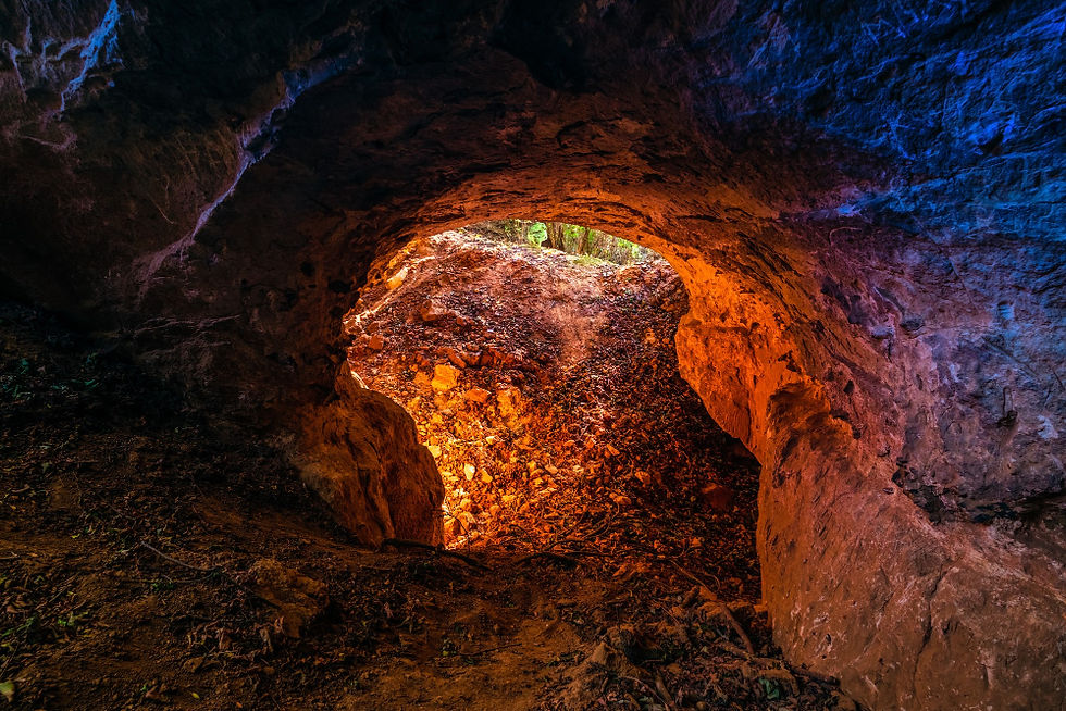 Fotografia de baixo ângulo de um buraco redondo como entrada de uma caverna