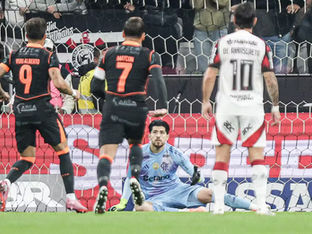 Rossi defendeu pênalti de Yuri Alberto sentado