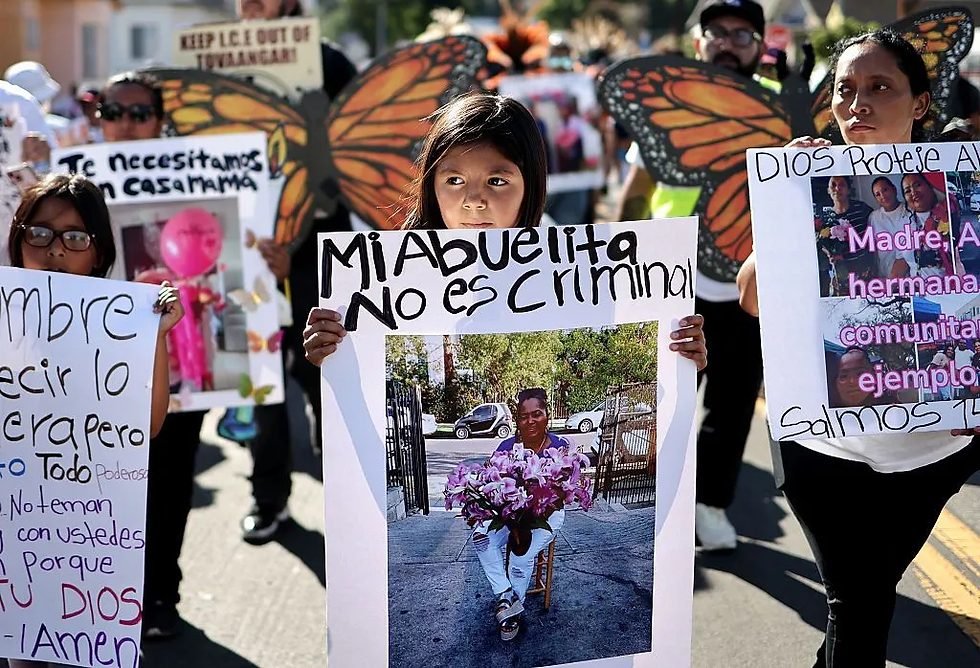 Menina segura cartaz com a escrita "Minha avó não é uma criminosa." Emma foi detida em frente a uma loja Home Depot