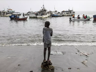 Praia junto ao mercado de peixe, em Samba, Luanda.