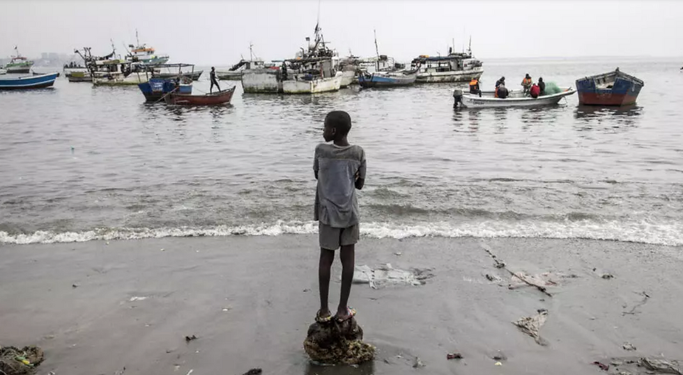 Praia junto ao mercado de peixe, em Samba, Luanda.