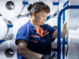 Mulher trabalhando em fábrica