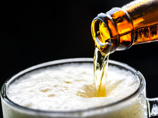 Garrafa de cerveja enche copo