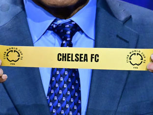 Homem segura faixa escrito 'Chelsea FC'