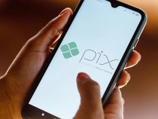 Smartphone com logotipo do Pix na tela