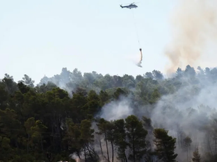 Helicóptero lança água em incêndio