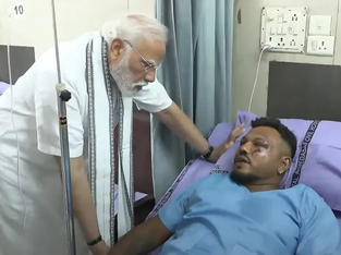 Vishwash Kumar Ramesh em maca de hospital conversando com médico