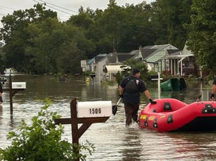 Socorristas usando um bote inflado para trabalhar no resgate