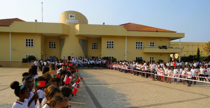 Escola portuguesa de Luanda, alunos estão posicionados enfileirados