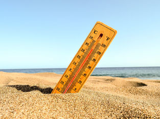 Termômetro na praia, indicando alta temperatura
