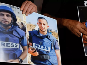 Fotos de jornalistas mortos pelo Exército israelense no último domingo (10) são exibidas durante protesto na Cisjordânia.