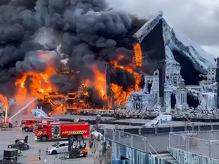 Um incêndio devastador atingiu o palco principal de um dos maiores festivais de música da Europa.