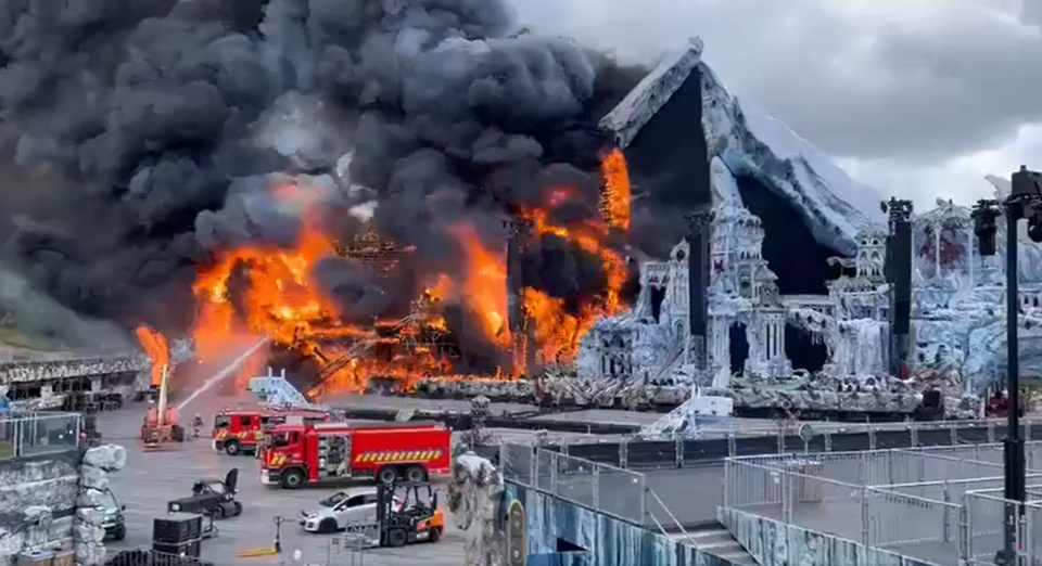 Um incêndio devastador atingiu o palco principal de um dos maiores festivais de música da Europa.