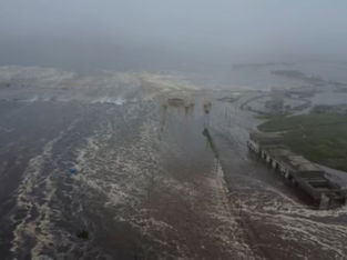 Ondas de tsunami inundam uma área após um forte terremoto de magnitude 8,8 atingir o extremo leste da Península de Kamchatka