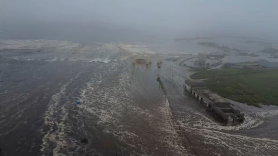 Ondas de tsunami inundam uma área após um forte terremoto de magnitude 8,8 atingir o extremo leste da Península de Kamchatka
