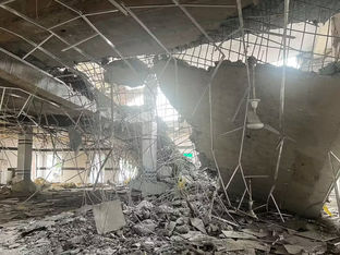 Parte danificada de uma mesquita em Muridke, no Paquistão, após ter sido atingida por um ataque indiano