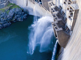 A imagem retrata a Barragem de Cahora Bassa, localizada no Rio Zambeze, em Moçambique.