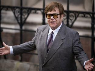 Elton John exige proteção para criadores contra a IA no Reino Unido