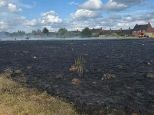 Cerca de quatro hectares de terra ficaram em chamas durante o incêndio em Feltham