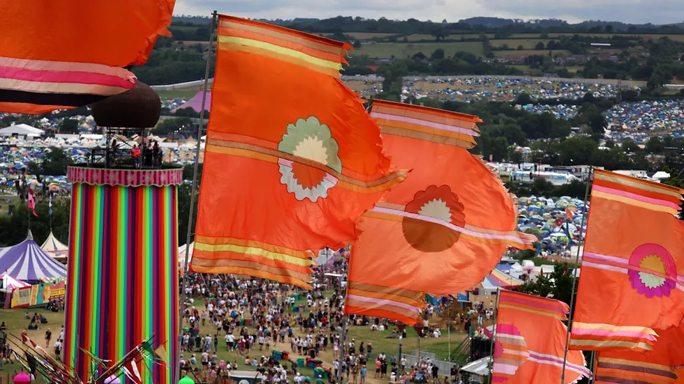 A imagem mostra o Festival de Glastonbury