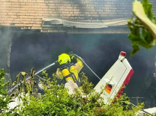 Avião cai sobre casa na Alemanha e provoca duas mortes