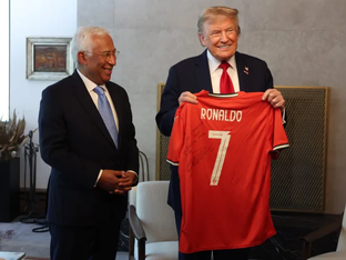 António Costa, entregou uma camisola autografada por Cristiano Ronaldo ao presidente dos Estados Unidos, Donald Trump