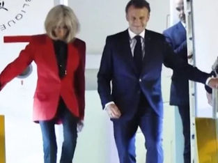 O Presidente francês Emmanuel Macron saindo do avião com sua esposa