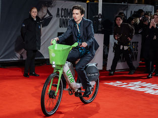 Timothée Chalamet Surpreende Chegando de Bicicleta Elétrica