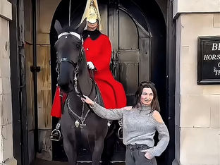 Turistas Repreendidos pelos Guardas Reais em Londres