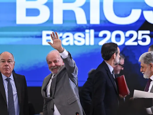 Lula aparece acenando em evento do BRICS