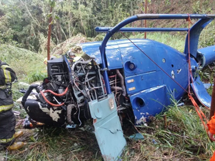 Piloto e criança resgatados após queda de helicóptero; dois morrem