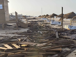Passadiços da praia de Faro destruídos devido à forte ondulação