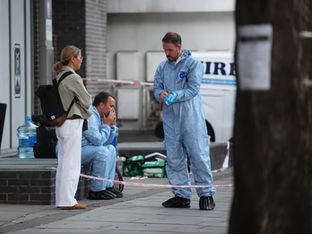 Oficiais forenses no local em Long Lane