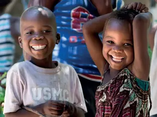 duas crianças sorrindo