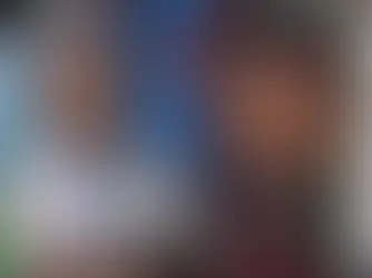 duas crianças sorrindo
