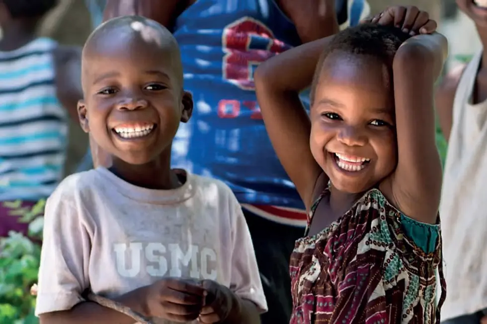 duas crianças sorrindo