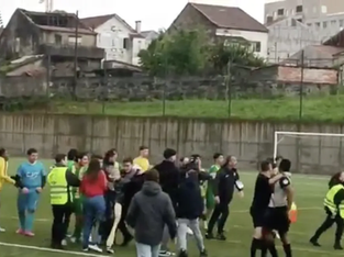 Jogadores discutindo em campo