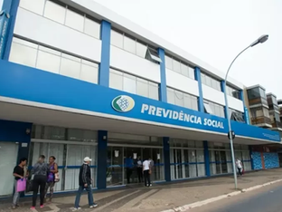 A imagem mostra uma agência do Instituto Nacional do Seguro Social (INSS), uma autarquia federal brasileira.