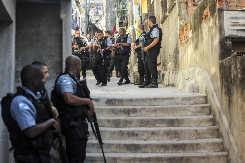 Policiais armados