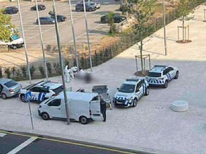Policiais investigam cena do crime