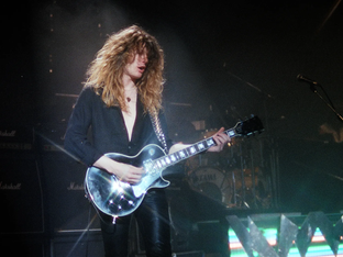 Morre John Sykes, guitarrista dos Whitesnake e Thin Lizzy, aos 65 anos