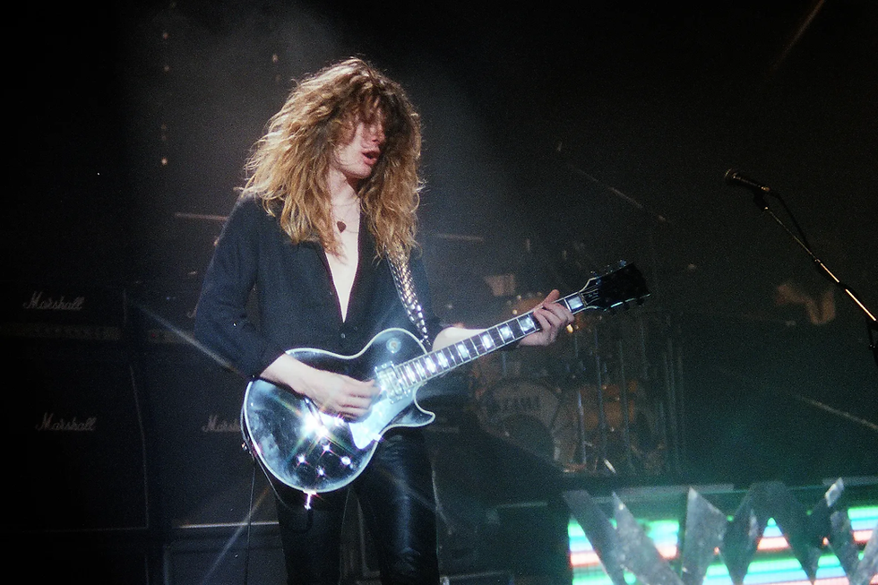 John Sykes tocando guitarra