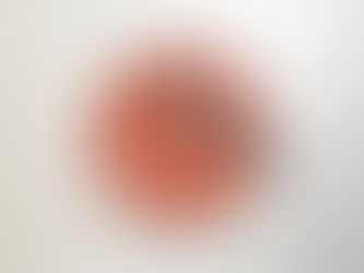 Prato vermelho, vazio, com talheres sujos apoiados sobre ele